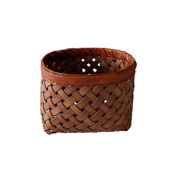 Imagem CESTO DECORATIVO DE TIRAS DE COURO SINTÉTICO MARROM 24X33,5X27,5CM - CROSS