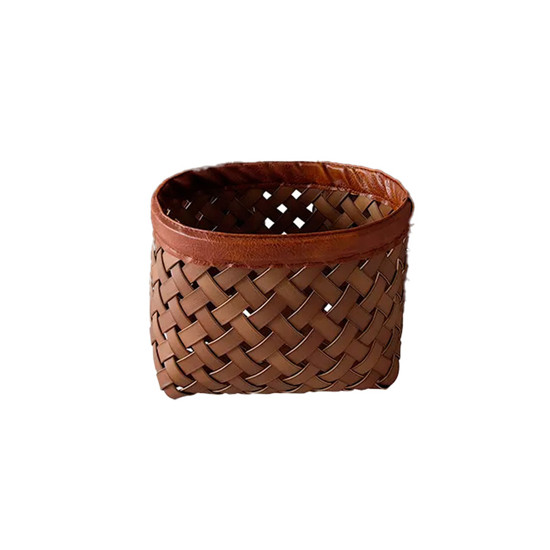 Imagem CESTO DECORATIVO DE TIRAS DE COURO SINTÉTICO MARROM 22X29X24,5CM - CROSS