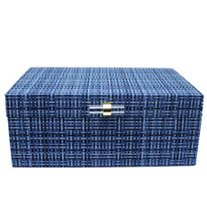 Imagem de CAIXA DECORATIVA AZUL DE MDF REVESTIDO COM FECHO EM ACRÍLICO 12X30X20CM - ENTRECASA - Inverno Verao Comercio De Modas E Decoracao Eireli