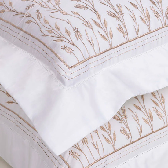 Imagem COLCHA FLORA COM PORTA TRAVESSEIROS KING 300 FIOS 100% ALGODÃO BRANCO - TRUSSARDI